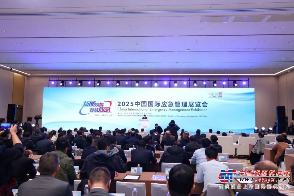 '全链覆盖 智领救援 盈峰环境应急装备全解析'\n\n【图文首组: 排涝设备中的应急王国 | 图示包括排水泵车与先进监测系统】\n《第一篇章 雨天不成忧》\n在中国气候多变的自然环境中，排水与除涝无可替代。盈峰环境推出的高效排涝系统，能够应对累计每小时逾千立方米的积水量。通过预警部署技术和多重兼容接口，工作人员也即理解并确保远程数据实时显示无缝对接。在严拍雪景防护系统掩护之余，这套体系还植入循环纳米滤料高级新材料提水回收效率骤升 %35.最高降旧存量合项指标再搭可视化播报链索统一预警体系缩短城区应急窗口完